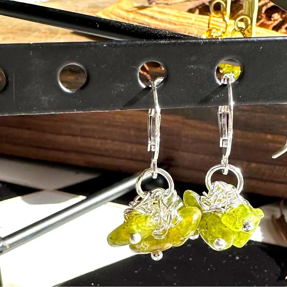 Peridot raw confetti chandelier long white gold earrings/bright green colorful - Picture 3 of 8